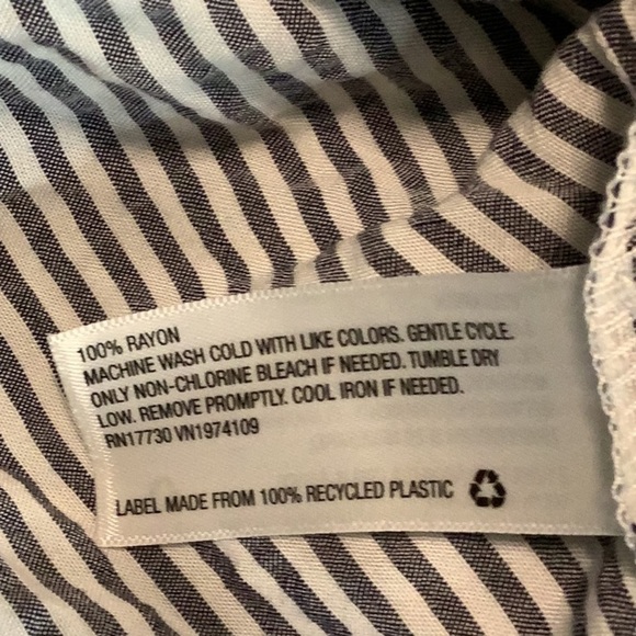 Wild Fable Size Small Monochrome Striped Shirt. Preloved - Picture 7 of 7